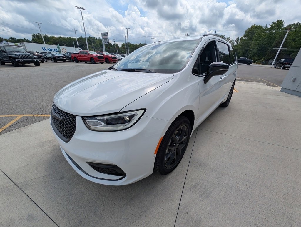 New 2026 Chrysler Pacifica Limited image 8