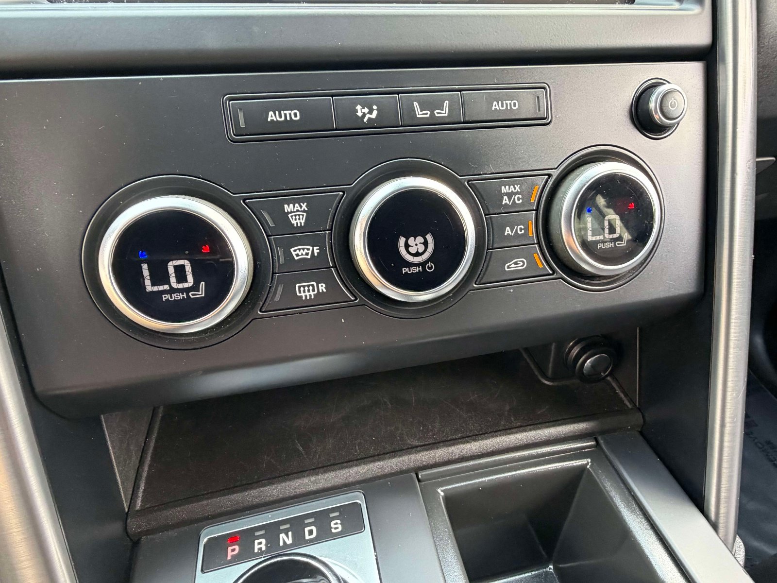 Used 2020 Land Rover Discovery Landmark AWD/4WD image 10