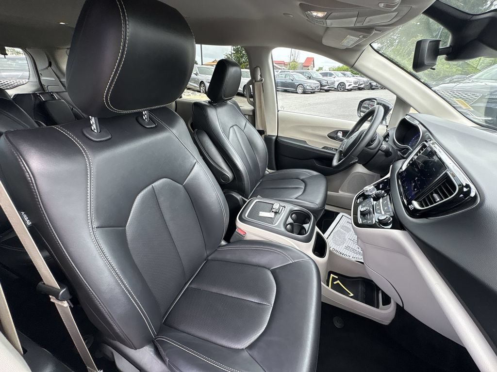Used 2024 Chrysler Pacifica Touring-L FWD image 30