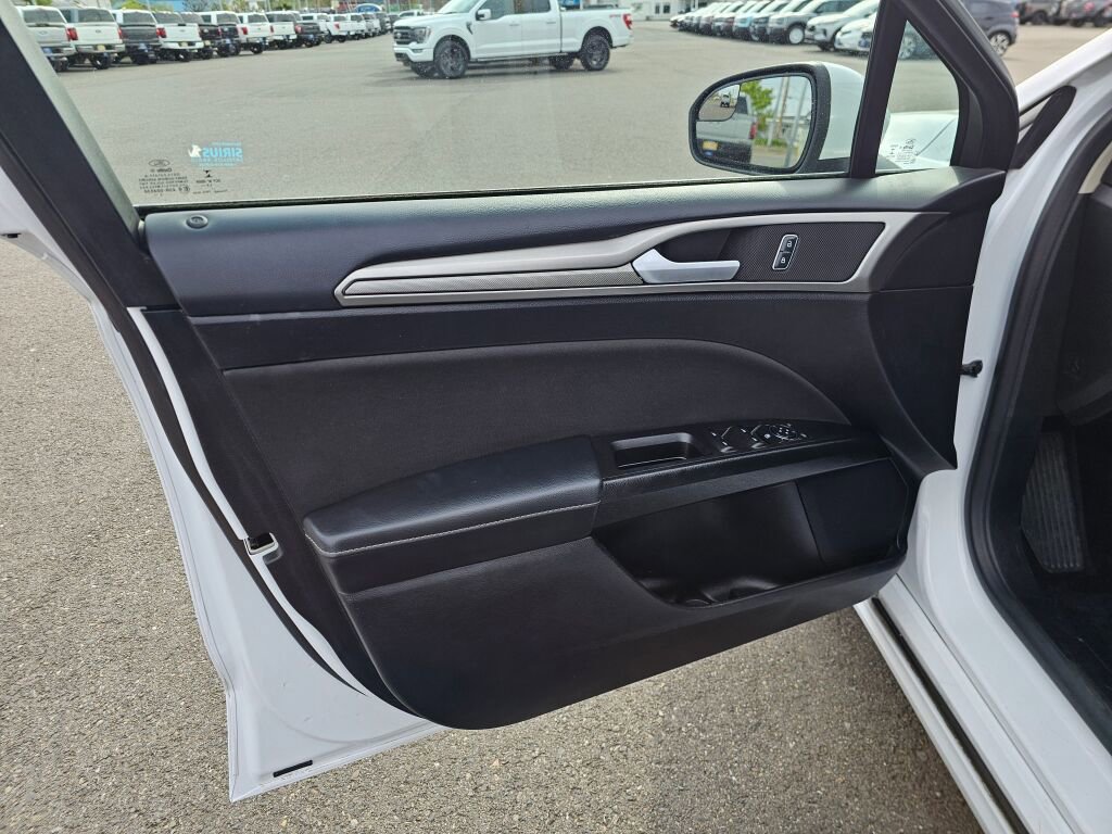 Used 2018 Ford Fusion SE FWD image 16