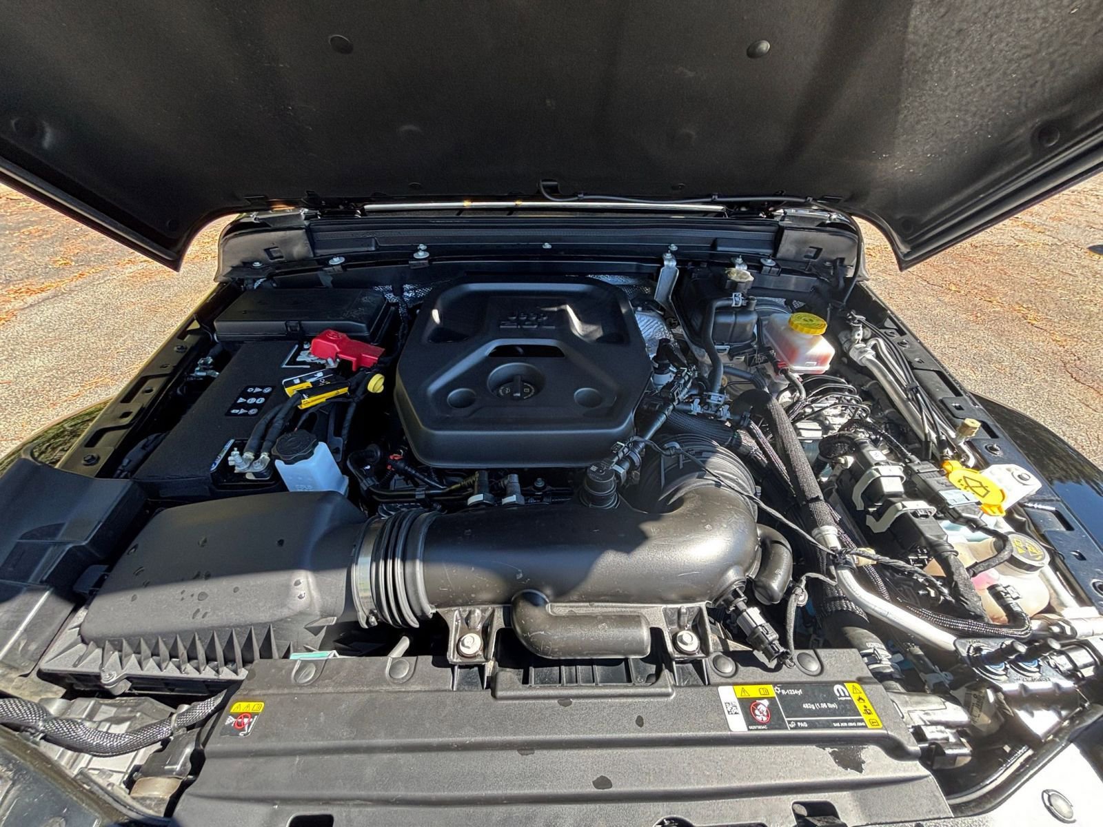 Used 2025 Jeep Wrangler Sahara image 32