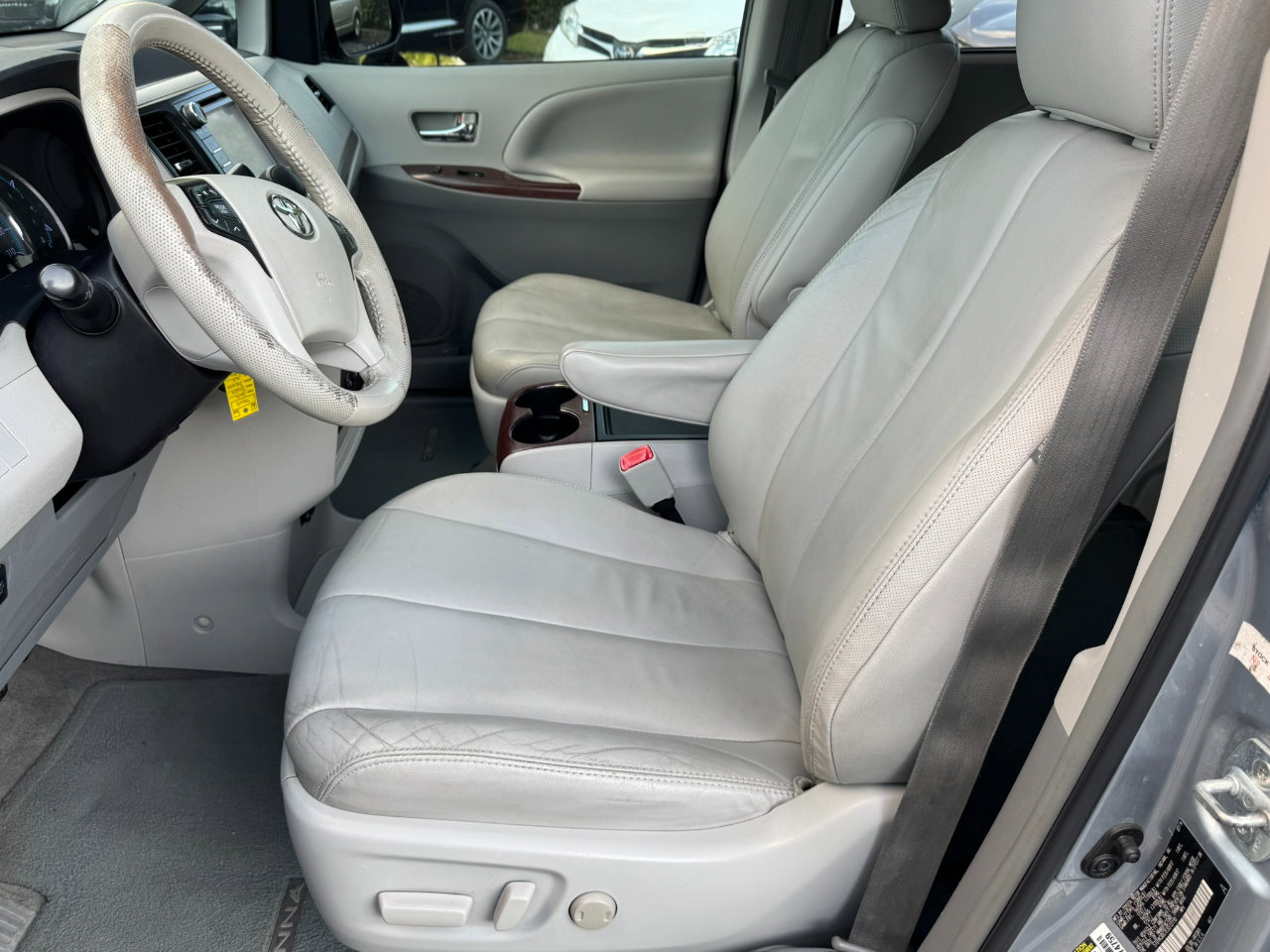 Used 2014 Toyota Sienna XLE image 10
