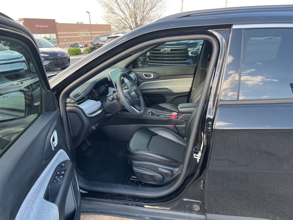 Used 2023 Jeep Compass Latitude image 6