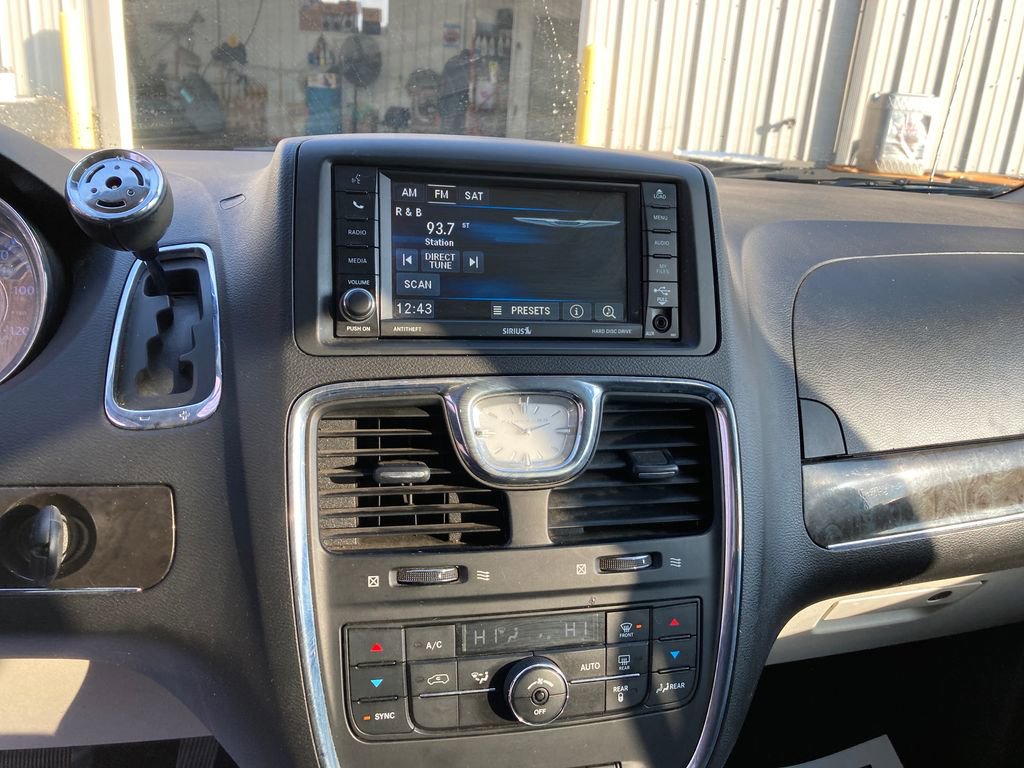 Used 2016 Chrysler Town & Country Touring image 25