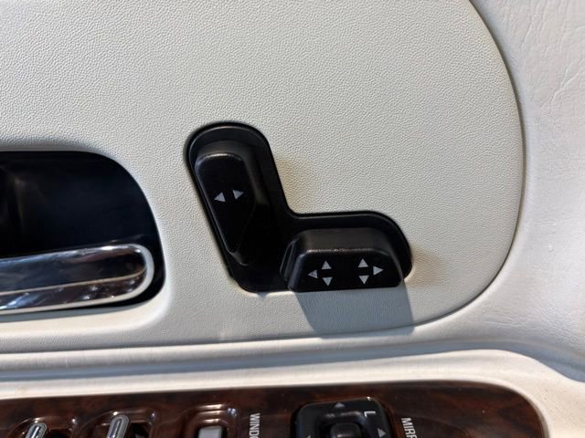 Used 2000 Lincoln Town Car Executive RWD image 15