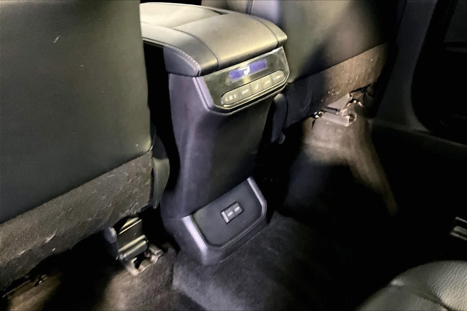Used 2022 Toyota Highlander XLE AWD/4WD image 35
