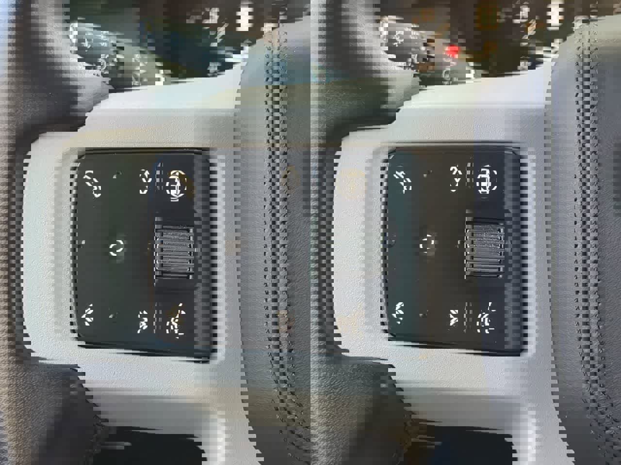 Used 2024 Land Rover Defender 130 X-Dynamic SE image 25