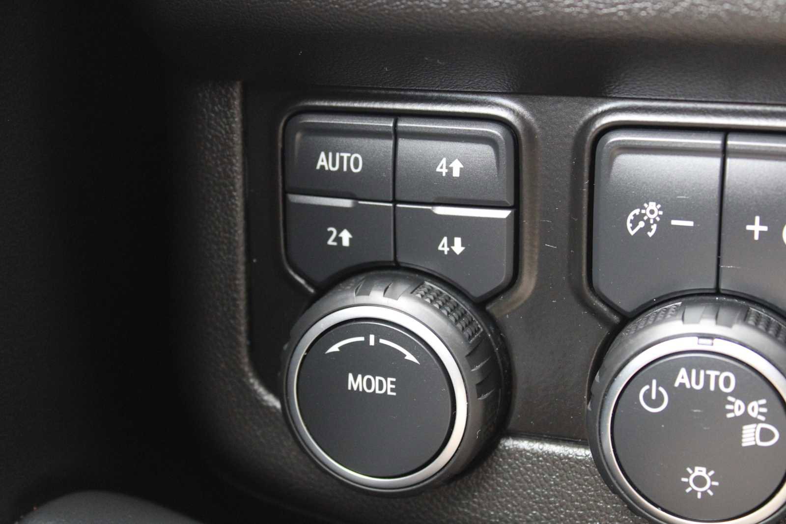 Used 2023 Chevrolet Suburban Z71 w/ Luxury Package AWD/4WD image 17