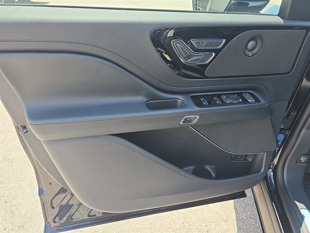 New 2025 Lincoln Aviator 2WD w/ Equipment Group 101A image 17