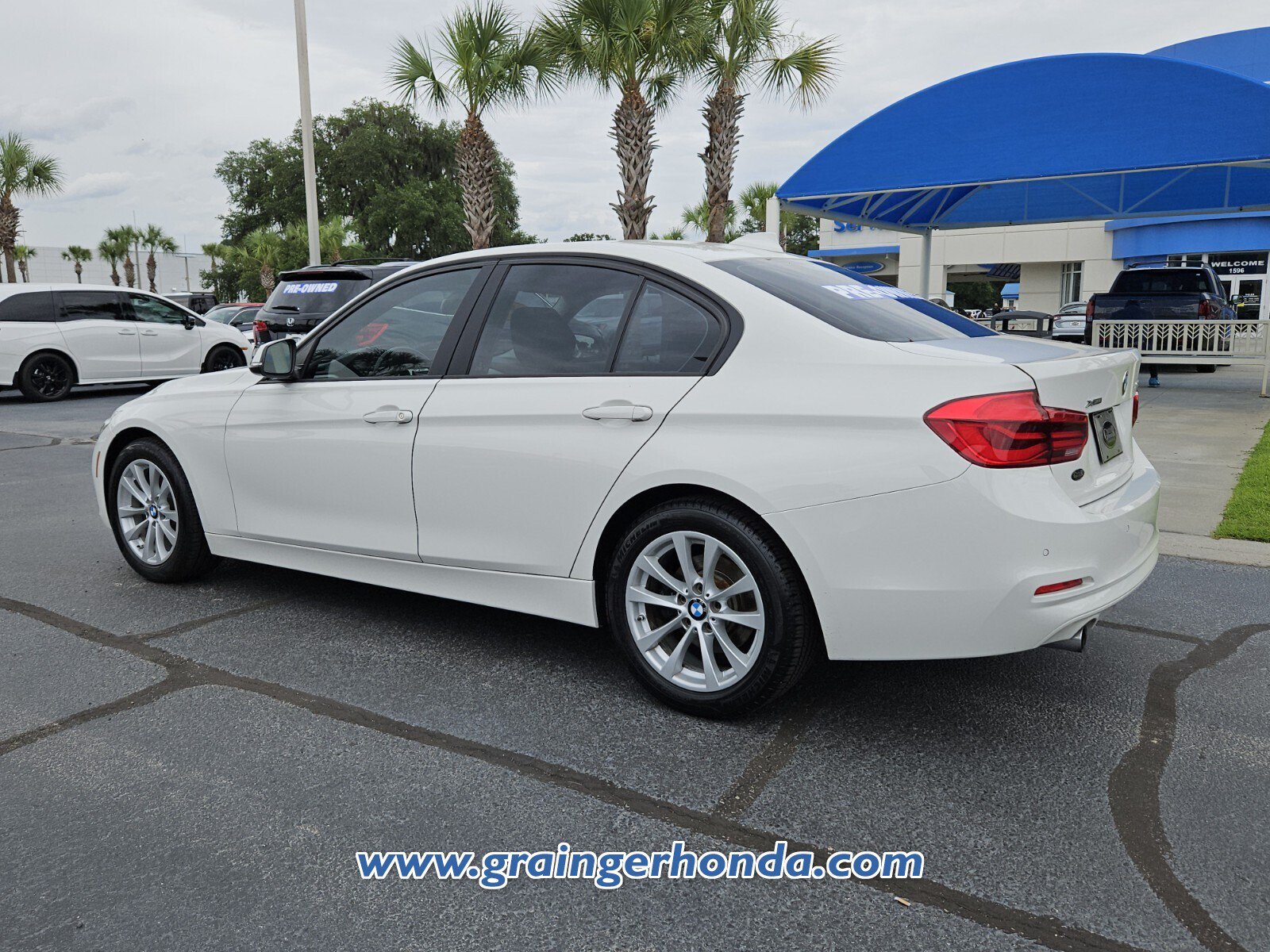 Used 2018 BMW 320i xDrive Sedan AWD/4WD image 3