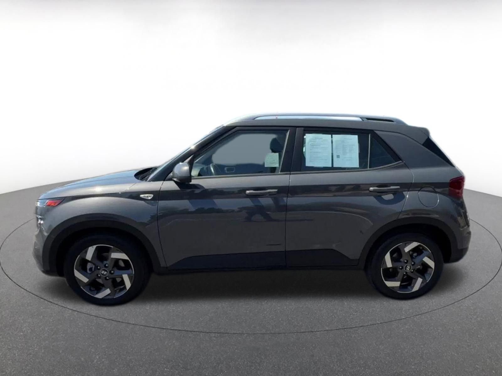 Used 2025 Hyundai Venue SEL FWD image 9