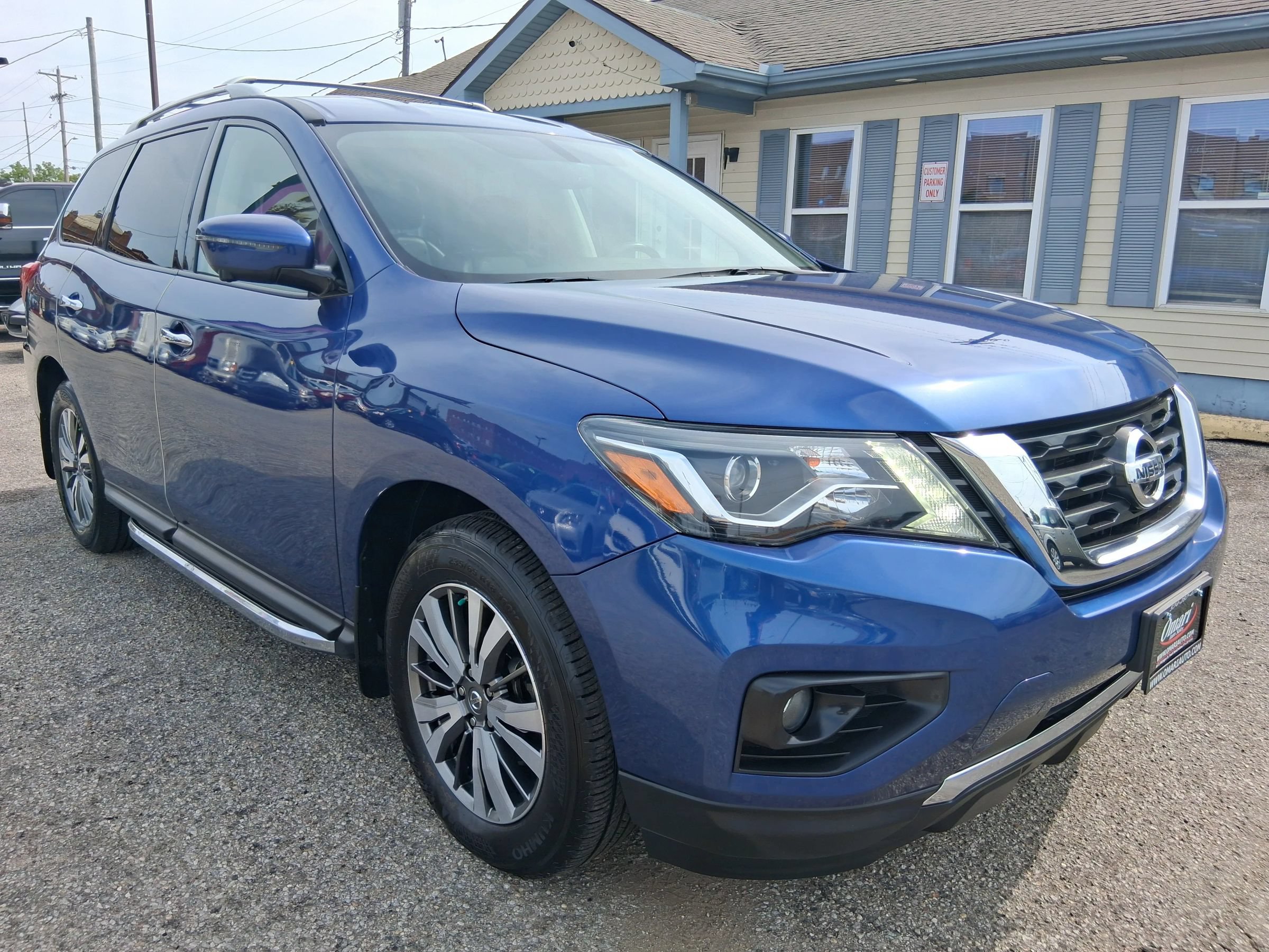 Used 2018 Nissan Pathfinder SL w/ Cargo Package AWD/4WD image 1