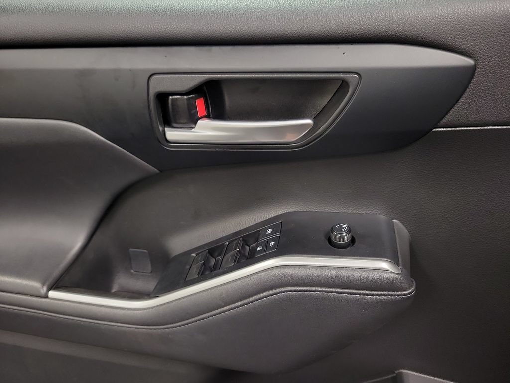 Used 2020 Toyota Highlander XLE FWD image 30