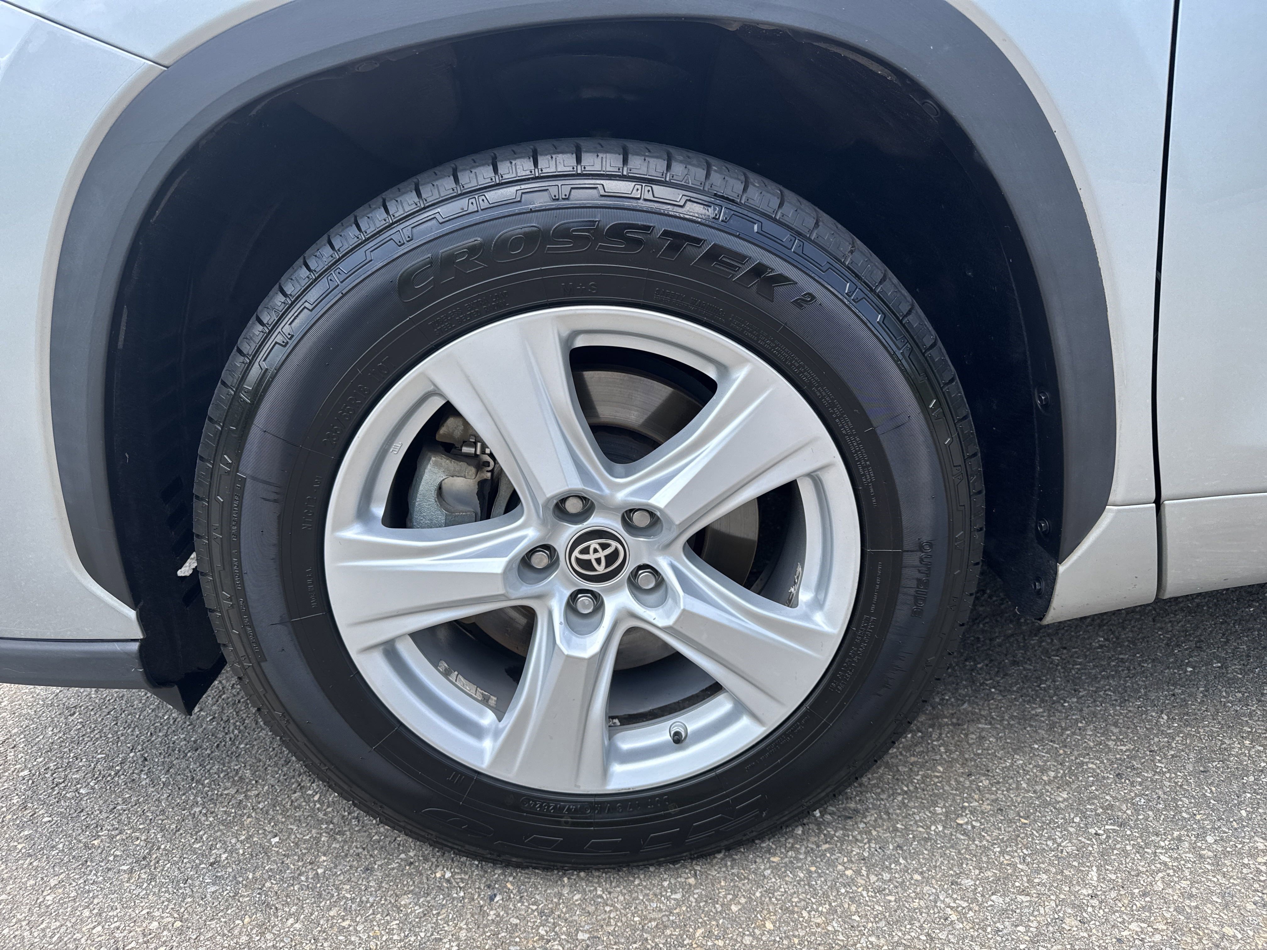 Used 2020 Toyota Highlander LE image 11