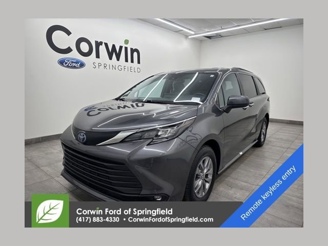 Used 2025 Toyota Sienna XLE image 1
