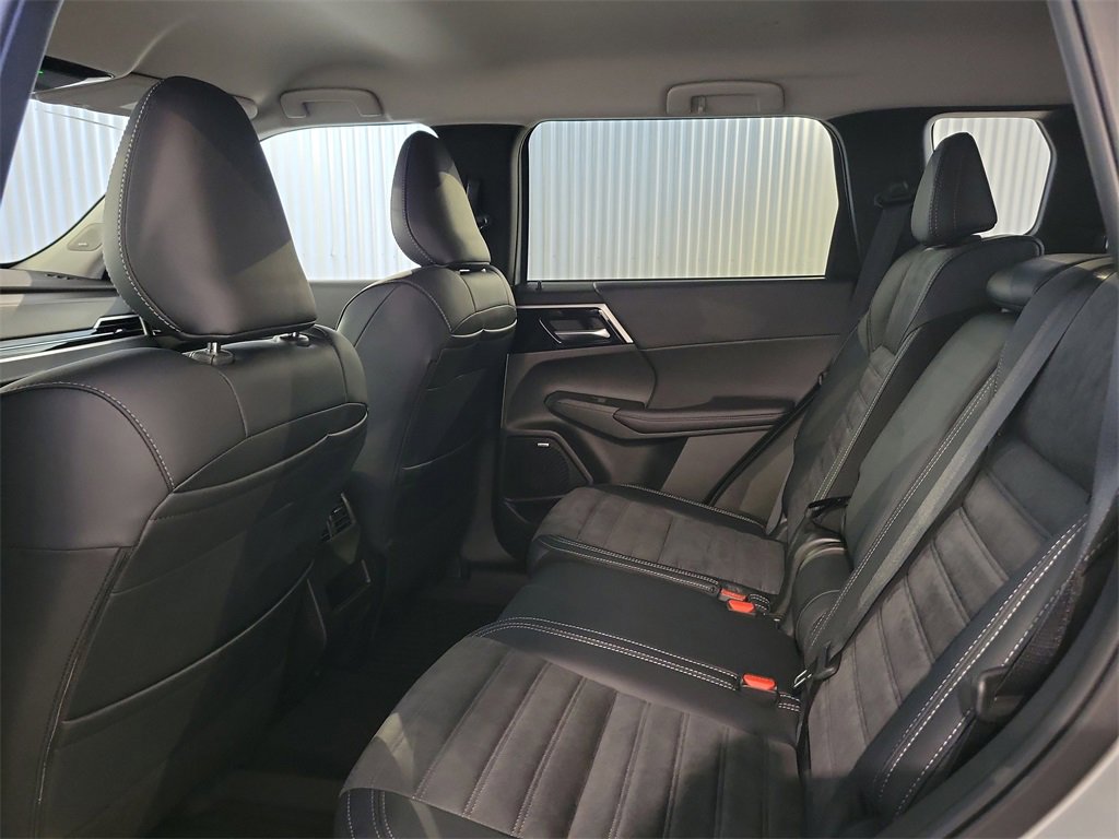 New 2025 Mitsubishi Outlander SE image 11