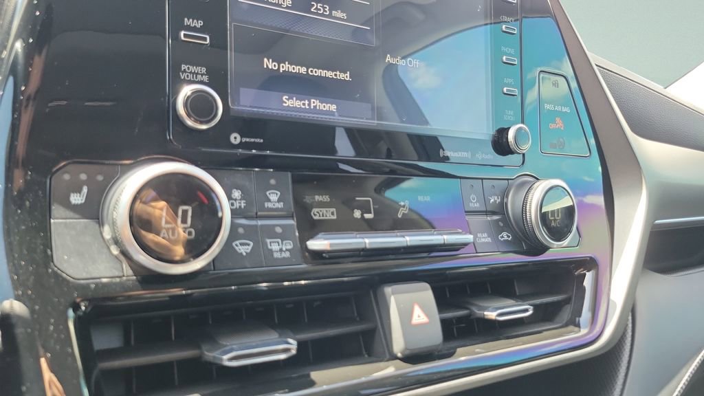 Used 2021 Toyota Highlander XLE image 19