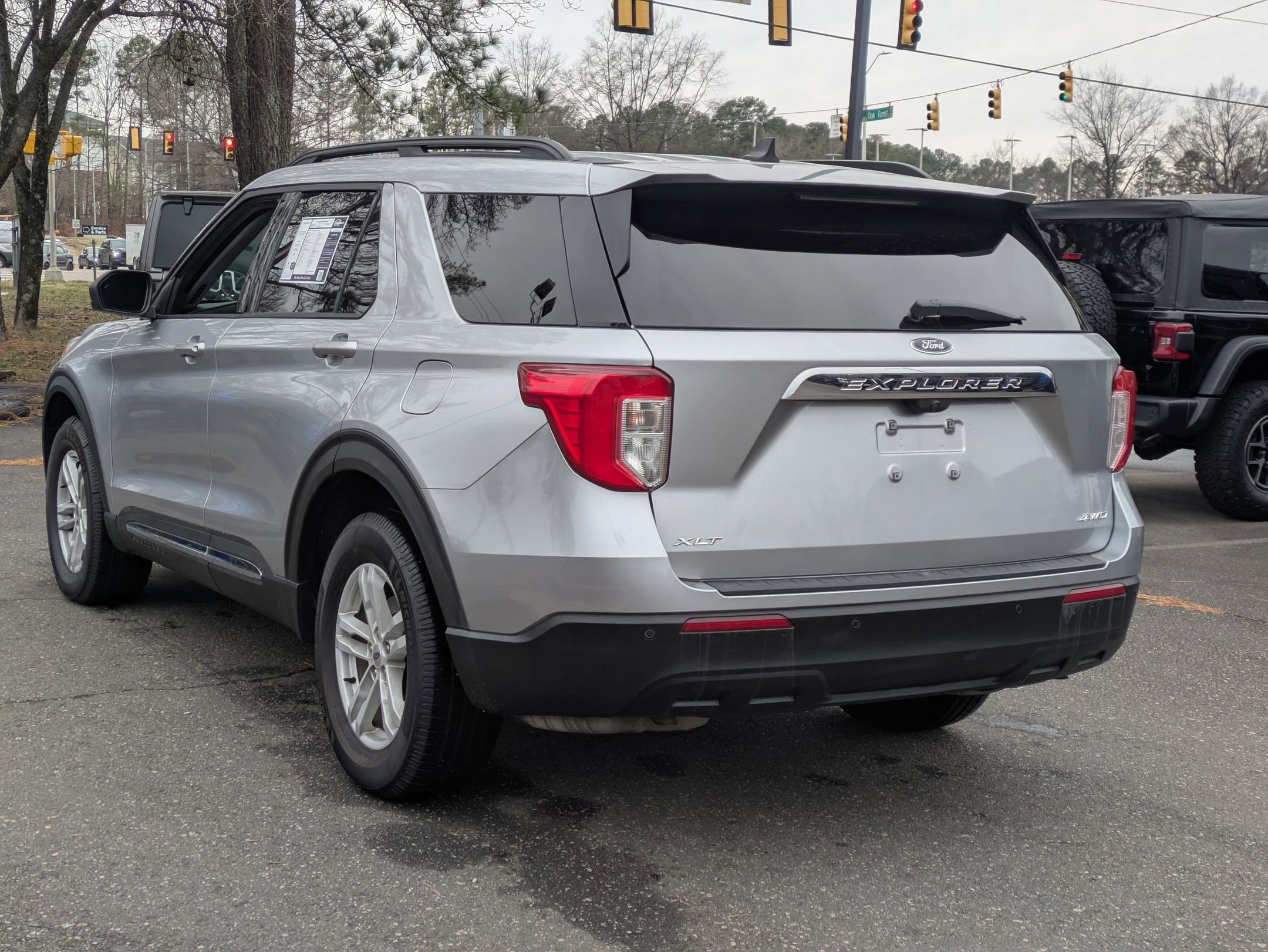 Used 2021 Ford Explorer XLT image 7
