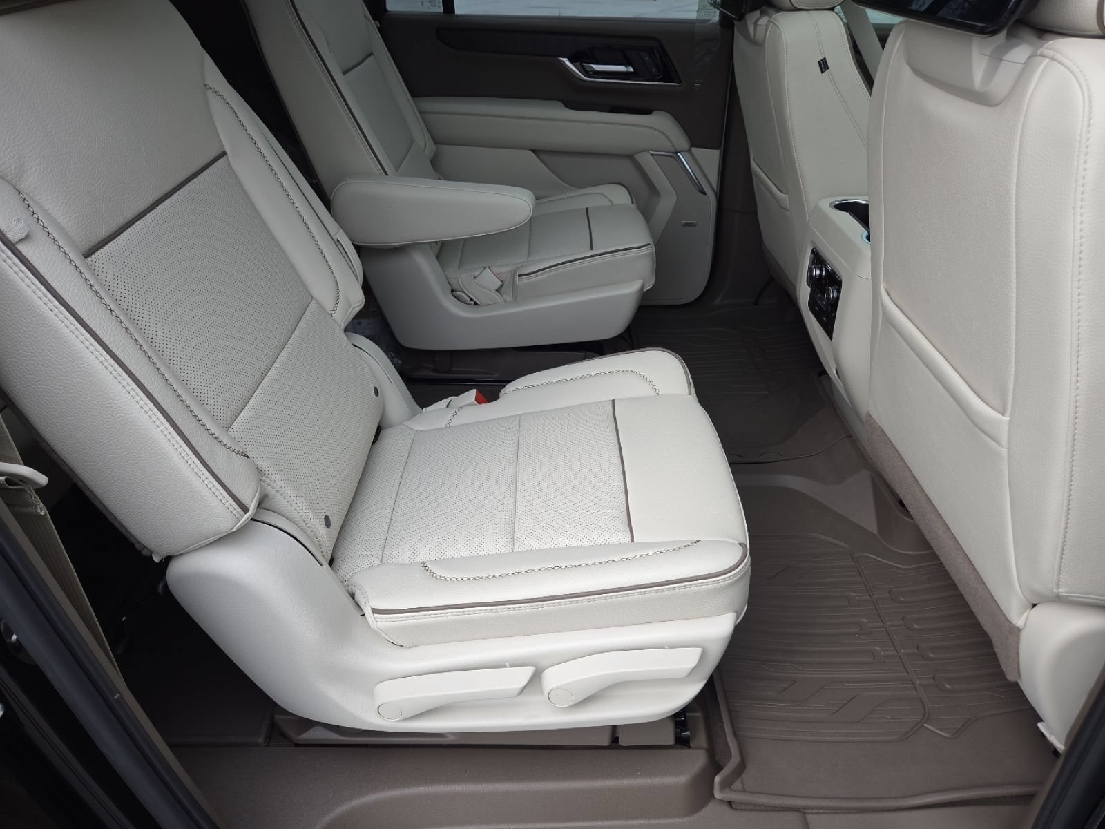 New 2026 GMC Yukon XL Denali w/ Denali Reserve Package AWD/4WD image 30