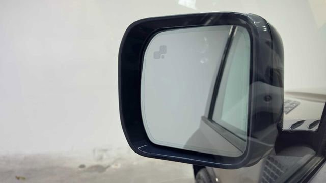 Used 2021 Land Rover Defender 110 X-Dynamic SE AWD/4WD image 11