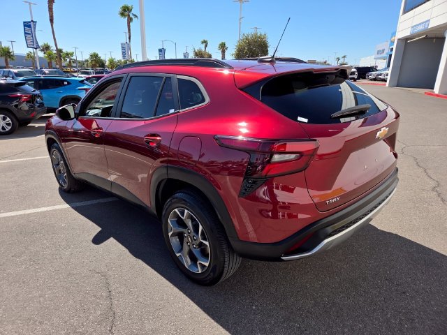 Used 2025 Chevrolet Trax LT w/ LT Convenience Package FWD image 4