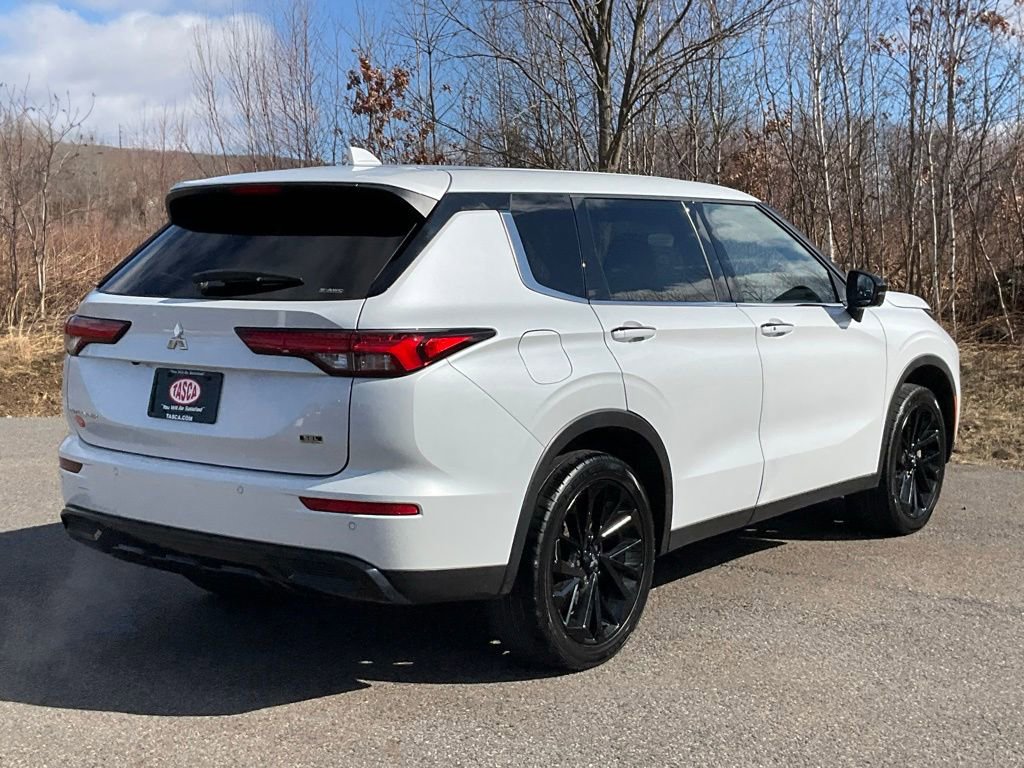 Used 2023 Mitsubishi Outlander SE Black Edition image 28