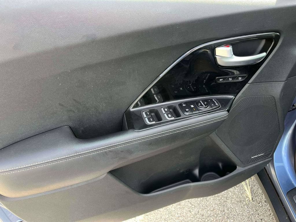Used 2022 Kia Niro EX Premium FWD image 11