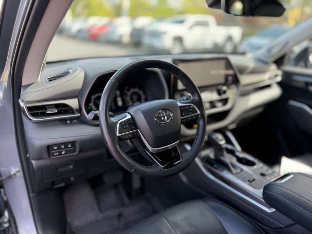 Used 2023 Toyota Highlander Limited image 13