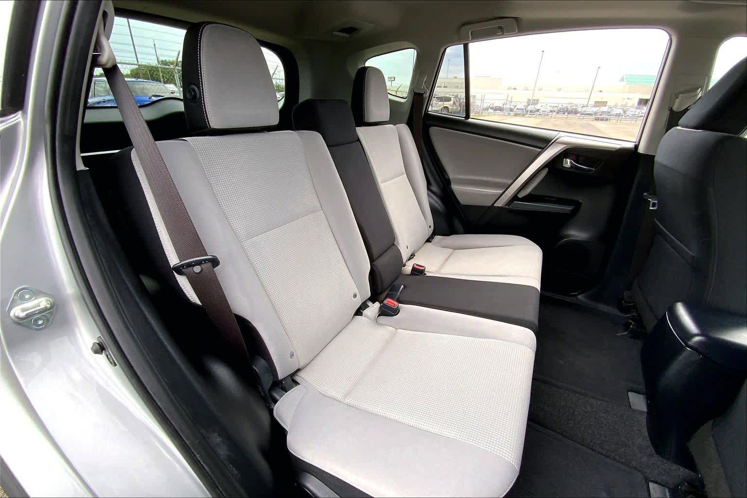 Used 2018 Toyota RAV4 XLE FWD image 19