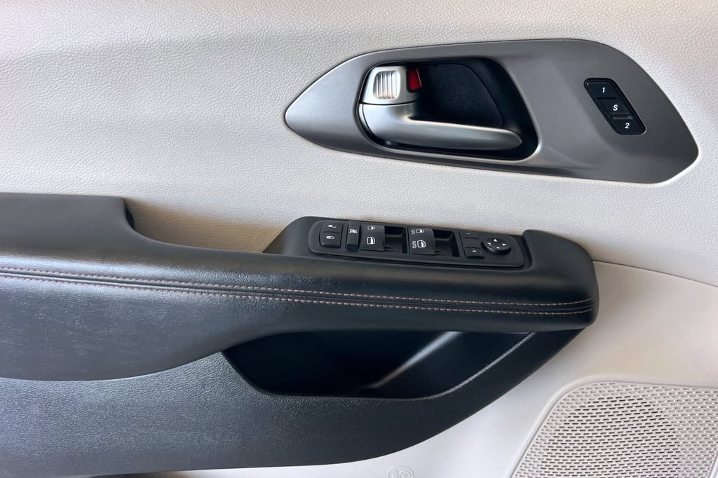 Used 2020 Chrysler Pacifica Touring-L FWD image 13