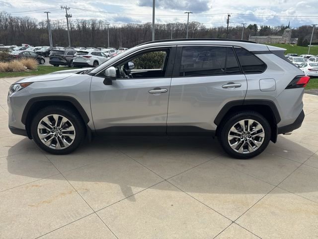 Used 2020 Toyota RAV4 XLE Premium image 4