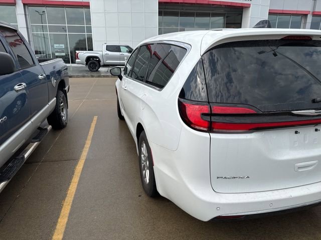 Used 2024 Chrysler Pacifica Touring-L image 25