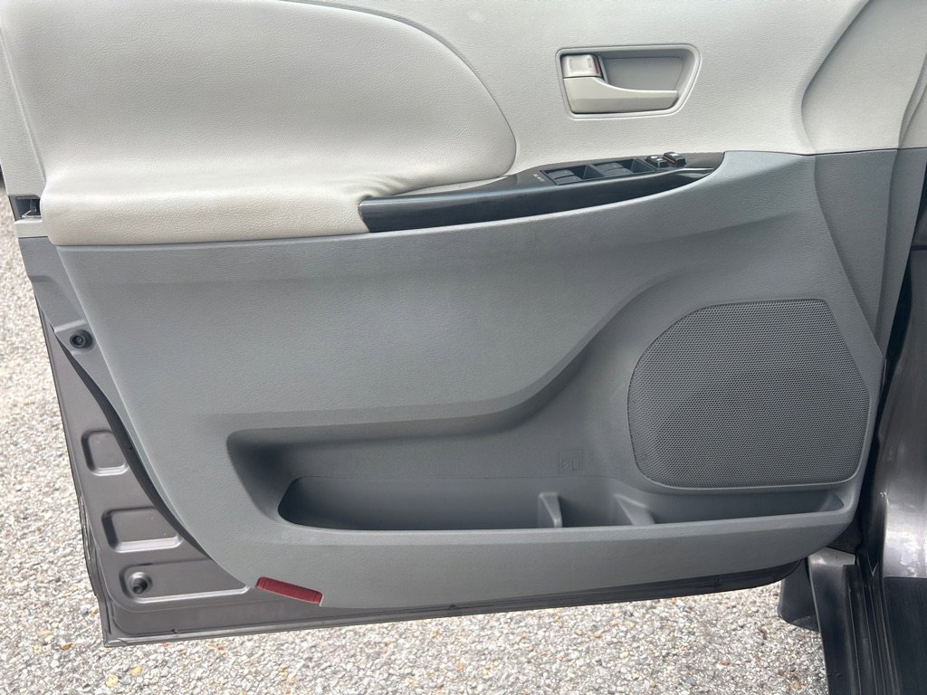 Used 2011 Toyota Sienna FWD image 11