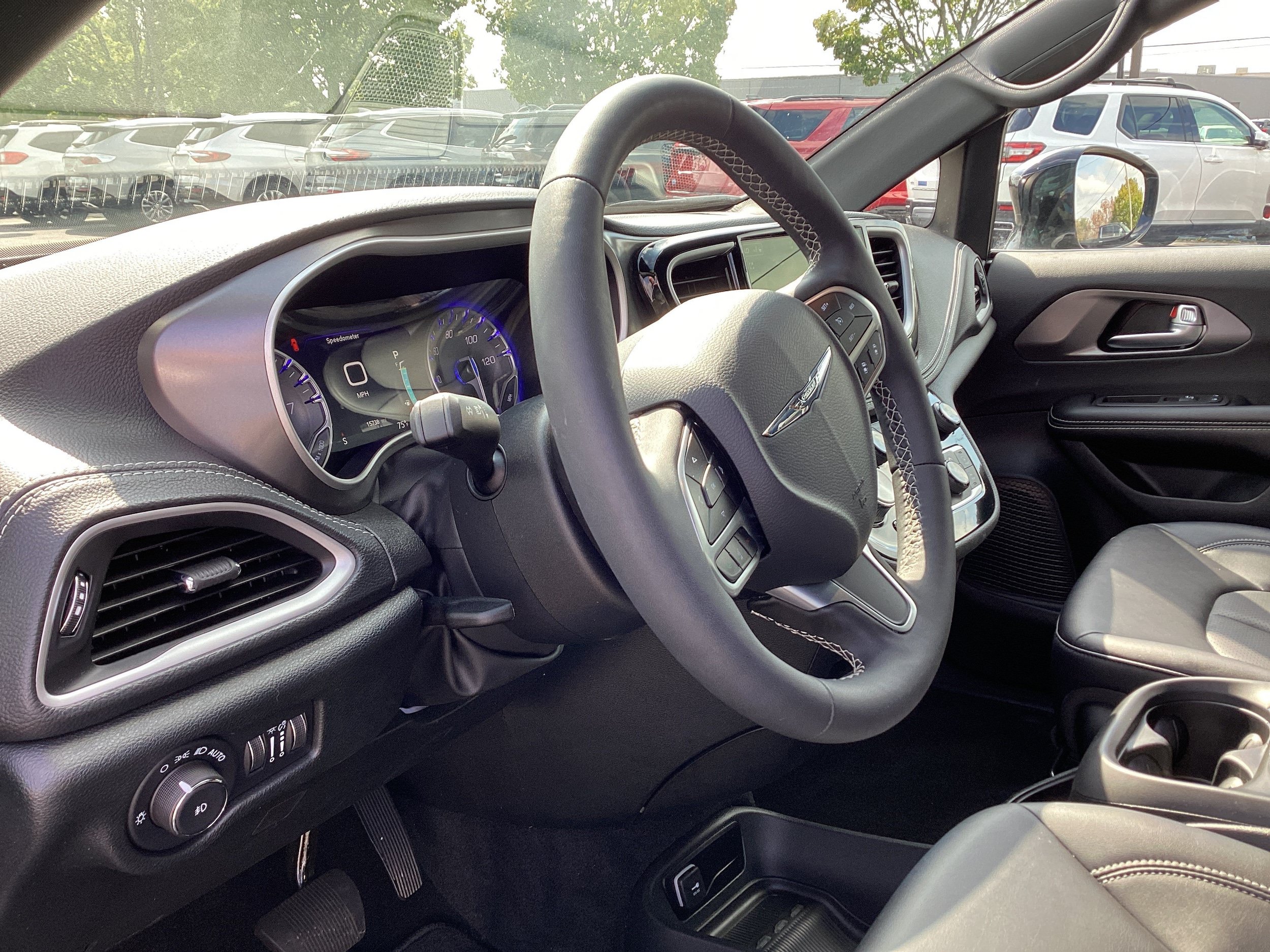 Used 2026 Chrysler Pacifica Select FWD image 11