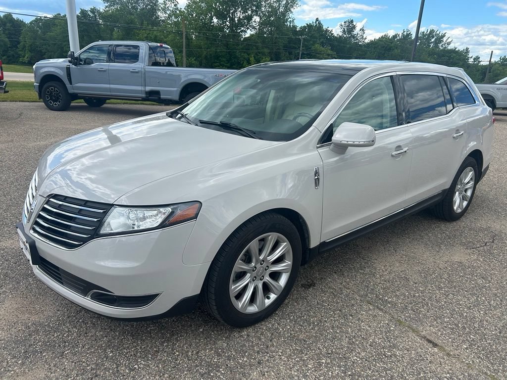 Used 2019 Lincoln MKT AWD image 3