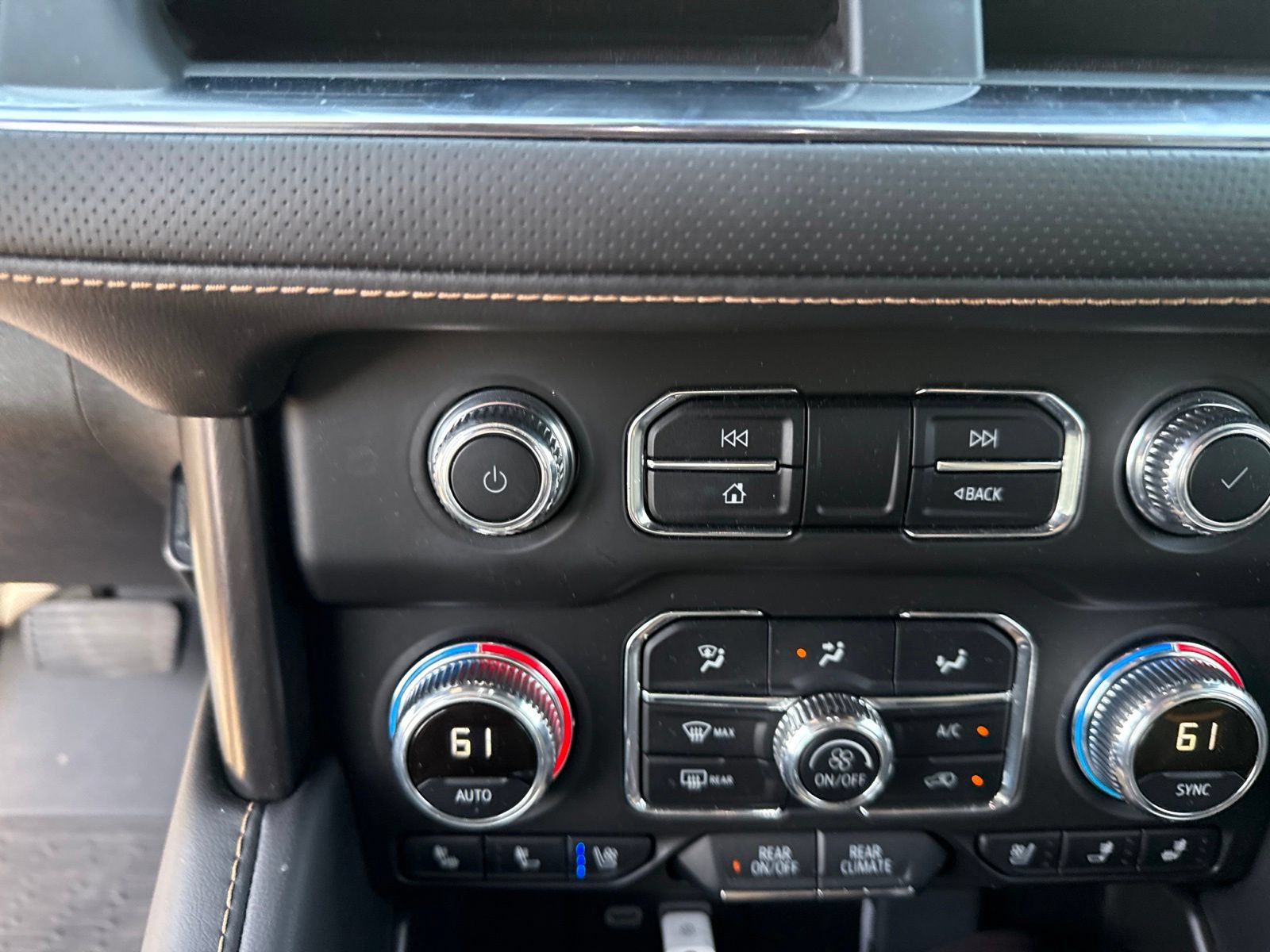 Used 2024 GMC Yukon AT4 w/ Technology Package AWD/4WD image 27