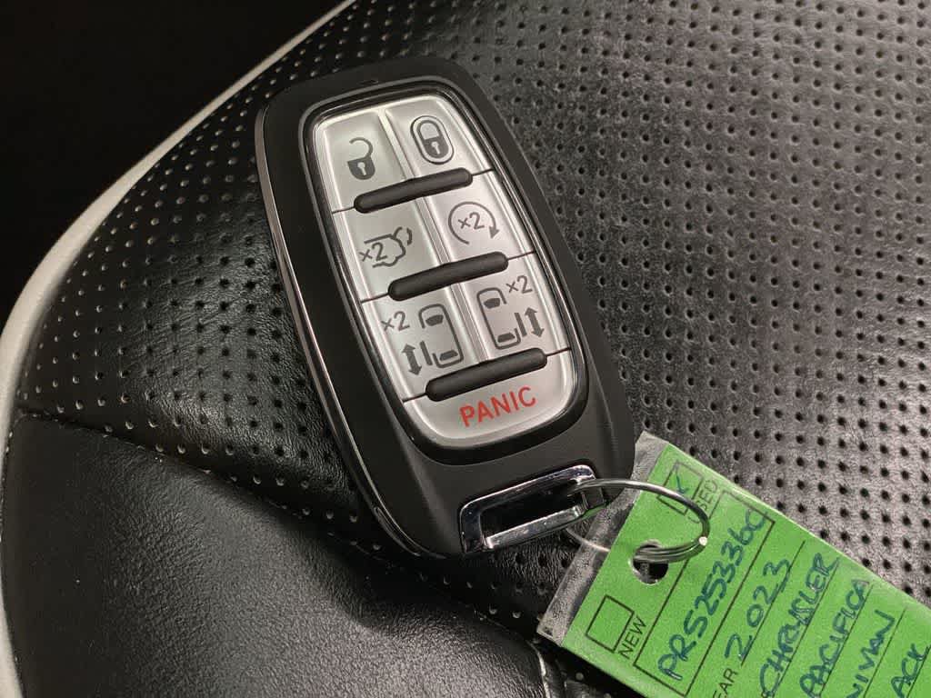 Used 2023 Chrysler Pacifica Limited FWD image 29