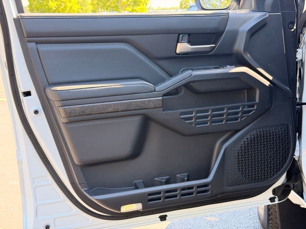 Used 2025 Toyota Tacoma Limited AWD/4WD image 28