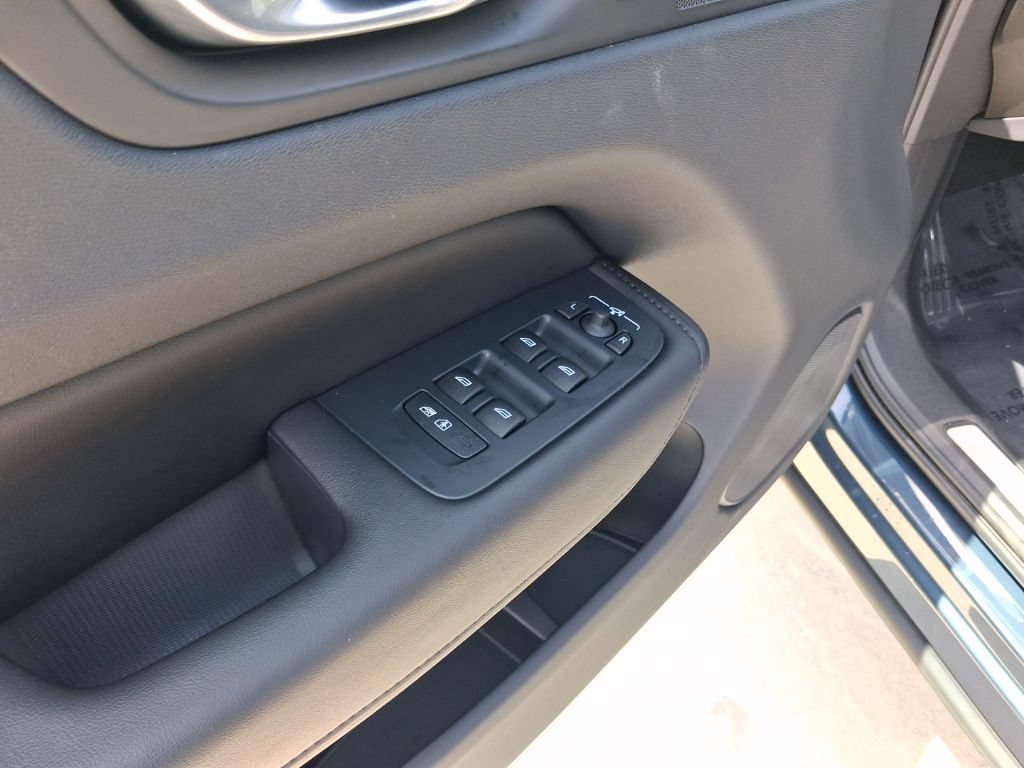Certified 2024 Volvo XC60 B5 Plus AWD/4WD image 16