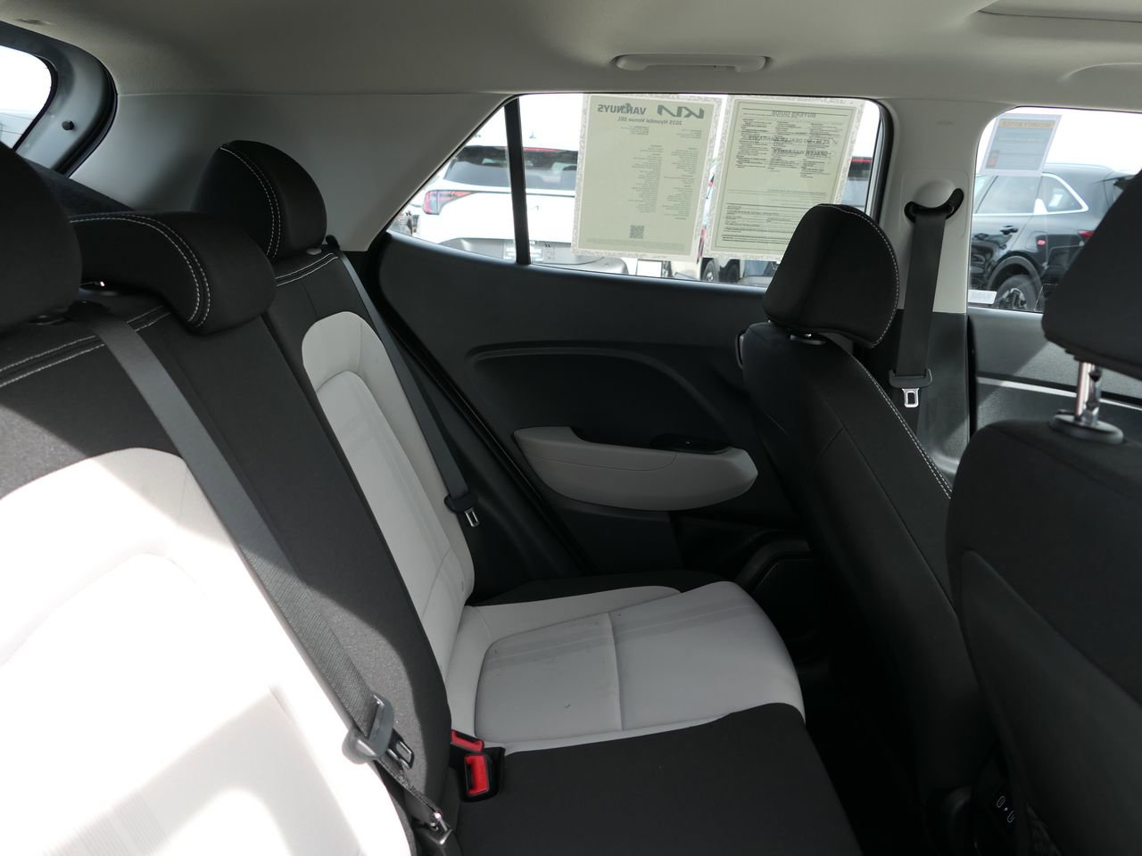 Used 2025 Hyundai Venue SEL image 28