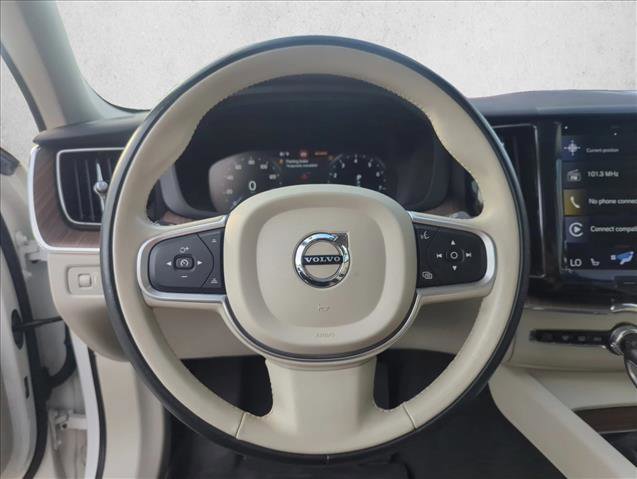 Used 2021 Volvo XC60 T5 Momentum w/ Premium Package FWD image 11