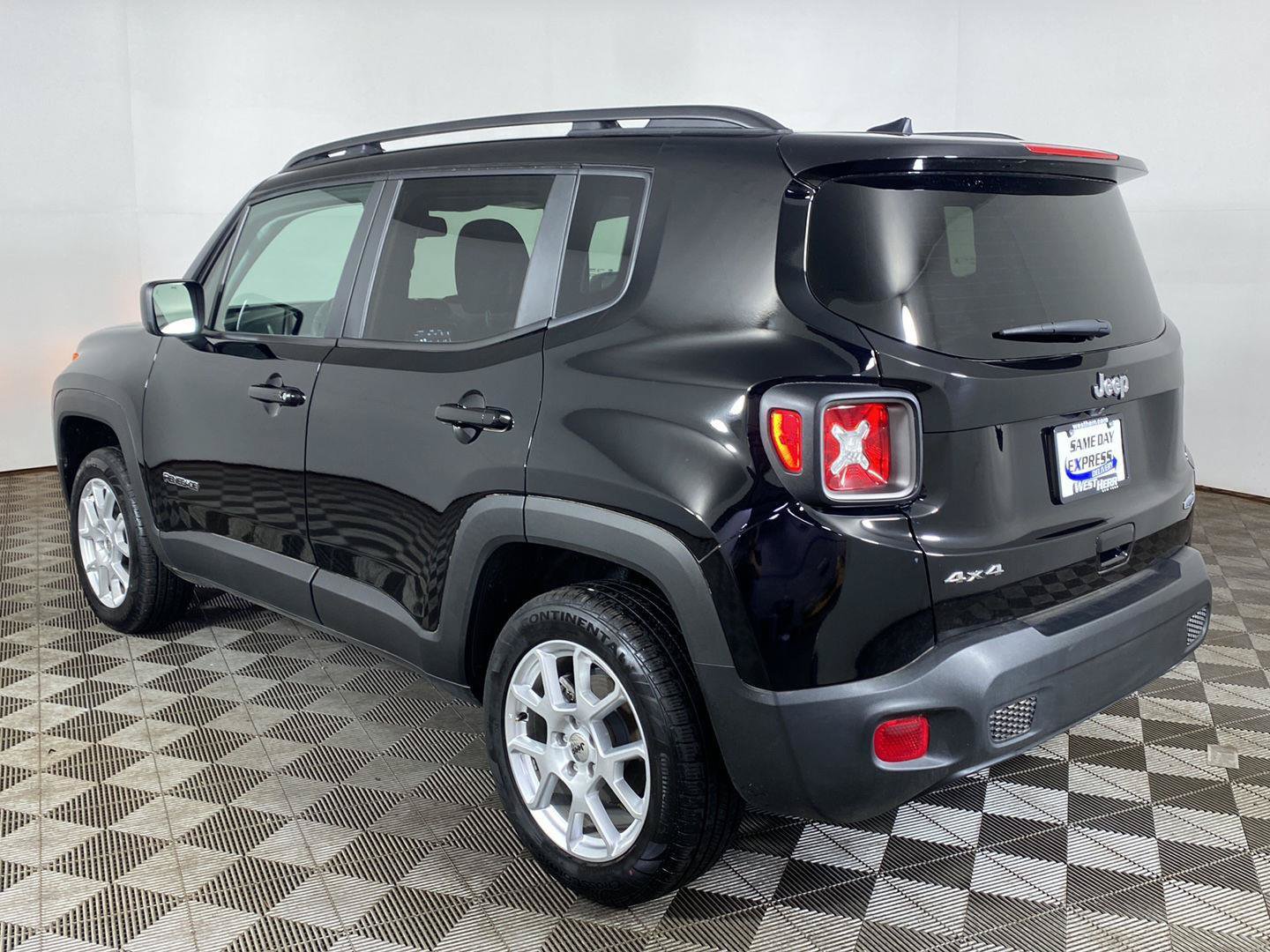 Used 2022 Jeep Renegade Latitude w/ Convenience Group AWD/4WD image 3