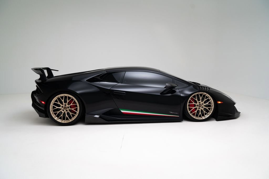 Used 2018 Lamborghini Huracan Performante AWD/4WD image 3
