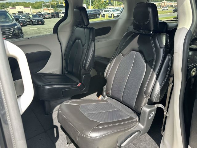Used 2023 Chrysler Pacifica Touring-L FWD image 17