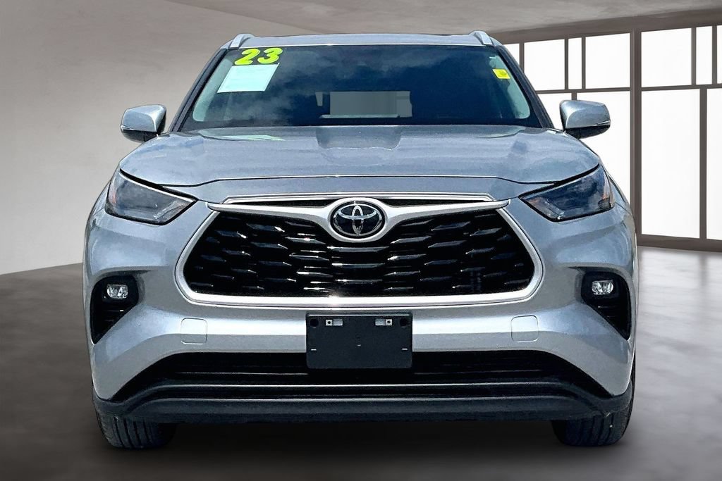 Used 2023 Toyota Highlander XLE FWD image 2