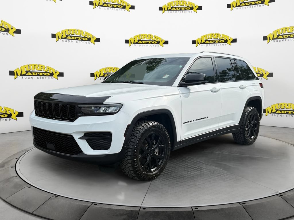 Used 2025 Jeep Grand Cherokee Altitude RWD image 1