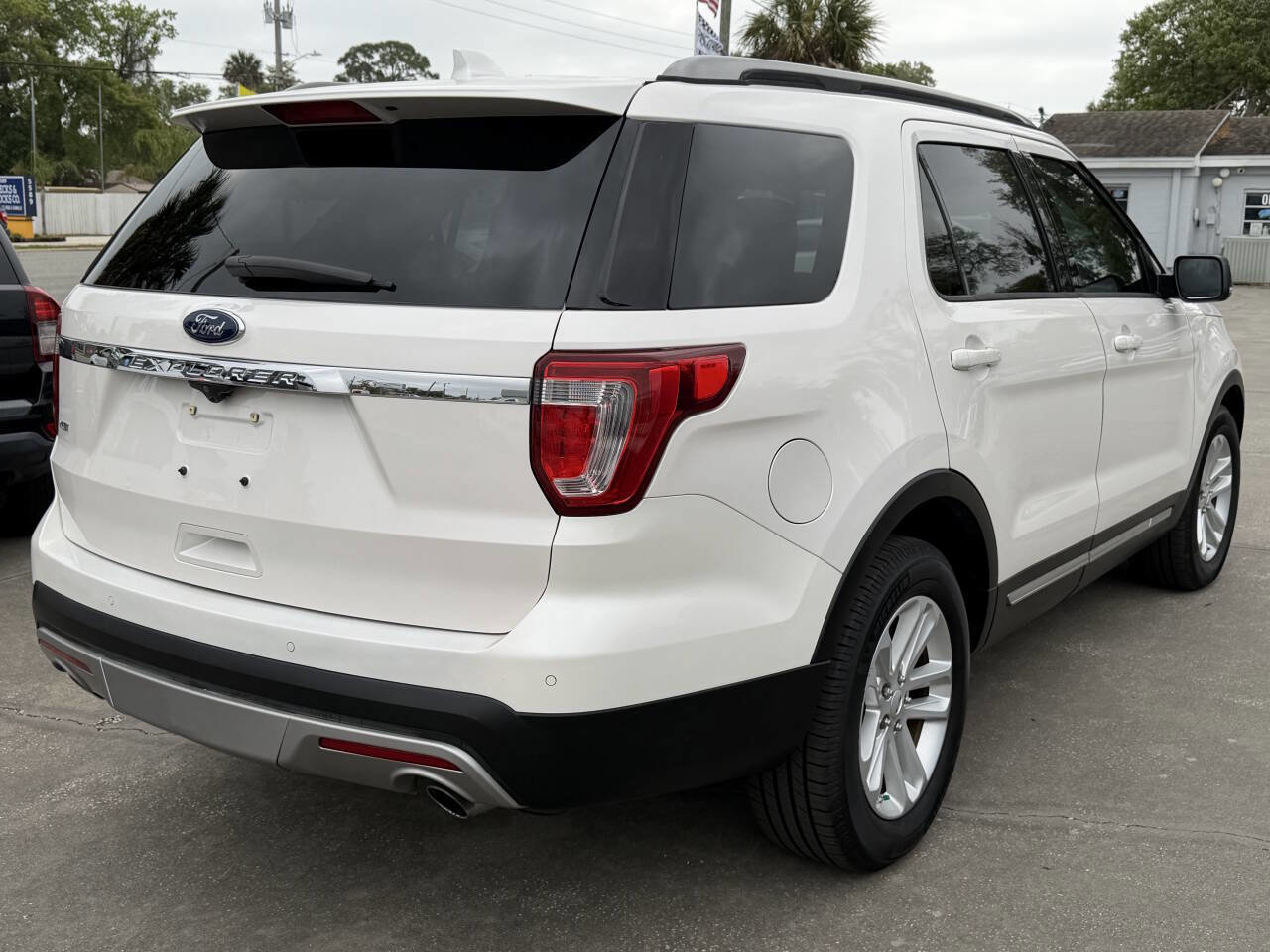 Used 2017 Ford Explorer XLT w/ Equipment Group 201A FWD image 8