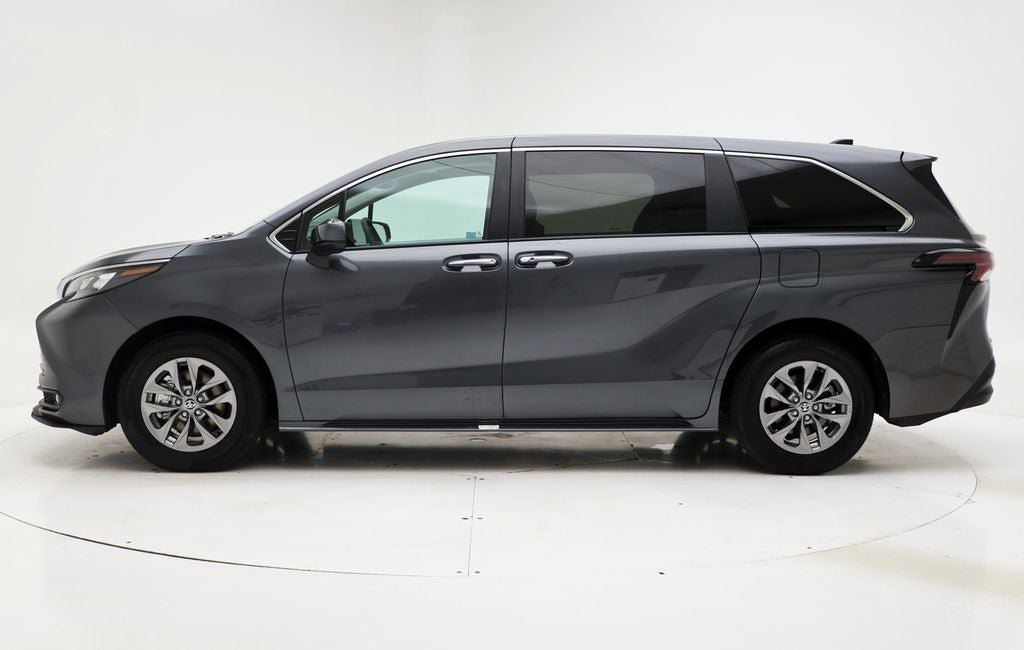 Used 2025 Toyota Sienna XLE FWD image 5