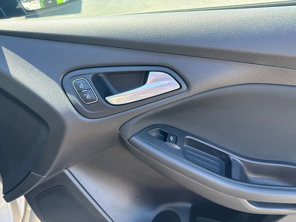 Used 2015 Ford Focus SE w/ SE Sport Package FWD image 33