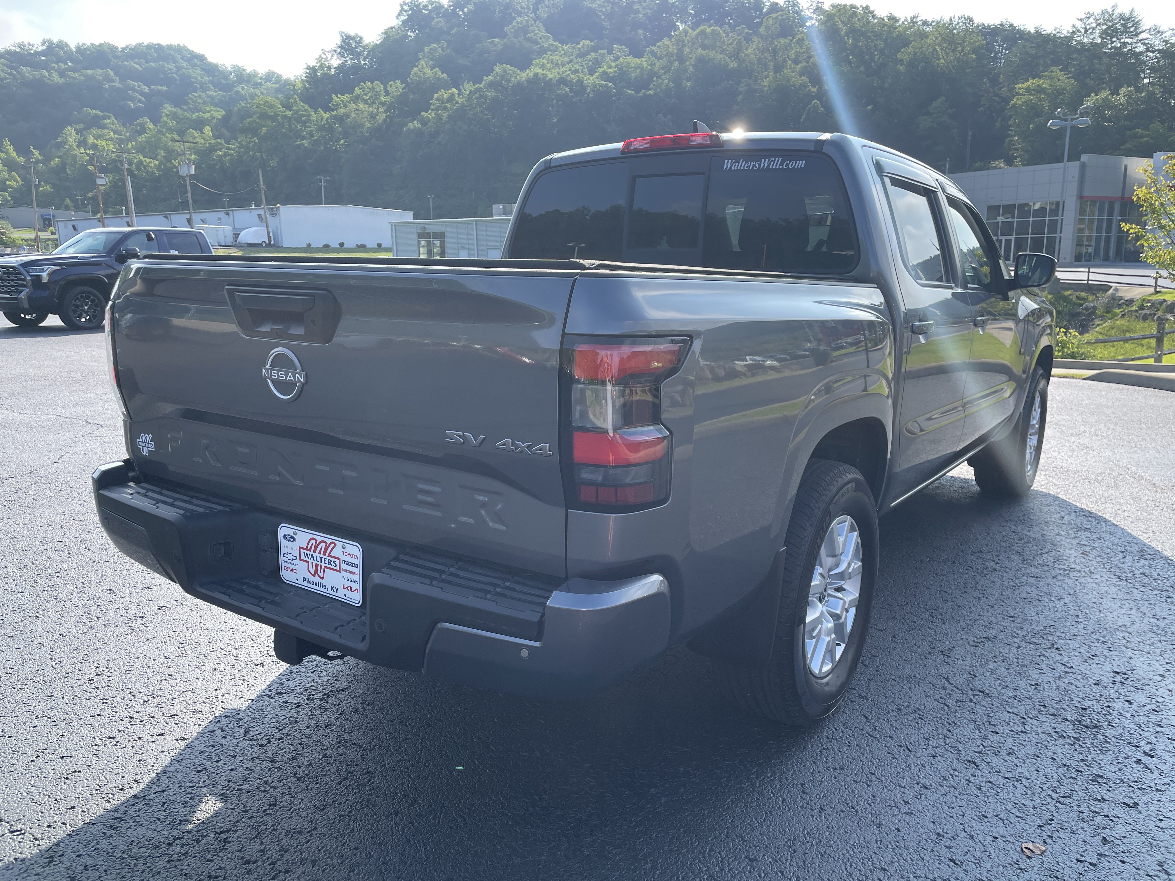 Used 2022 Nissan Frontier SV AWD/4WD image 2